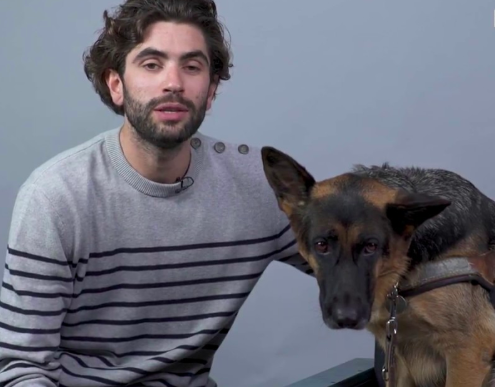 A blind man expelled from a supermarket because of his guide dog (Video)